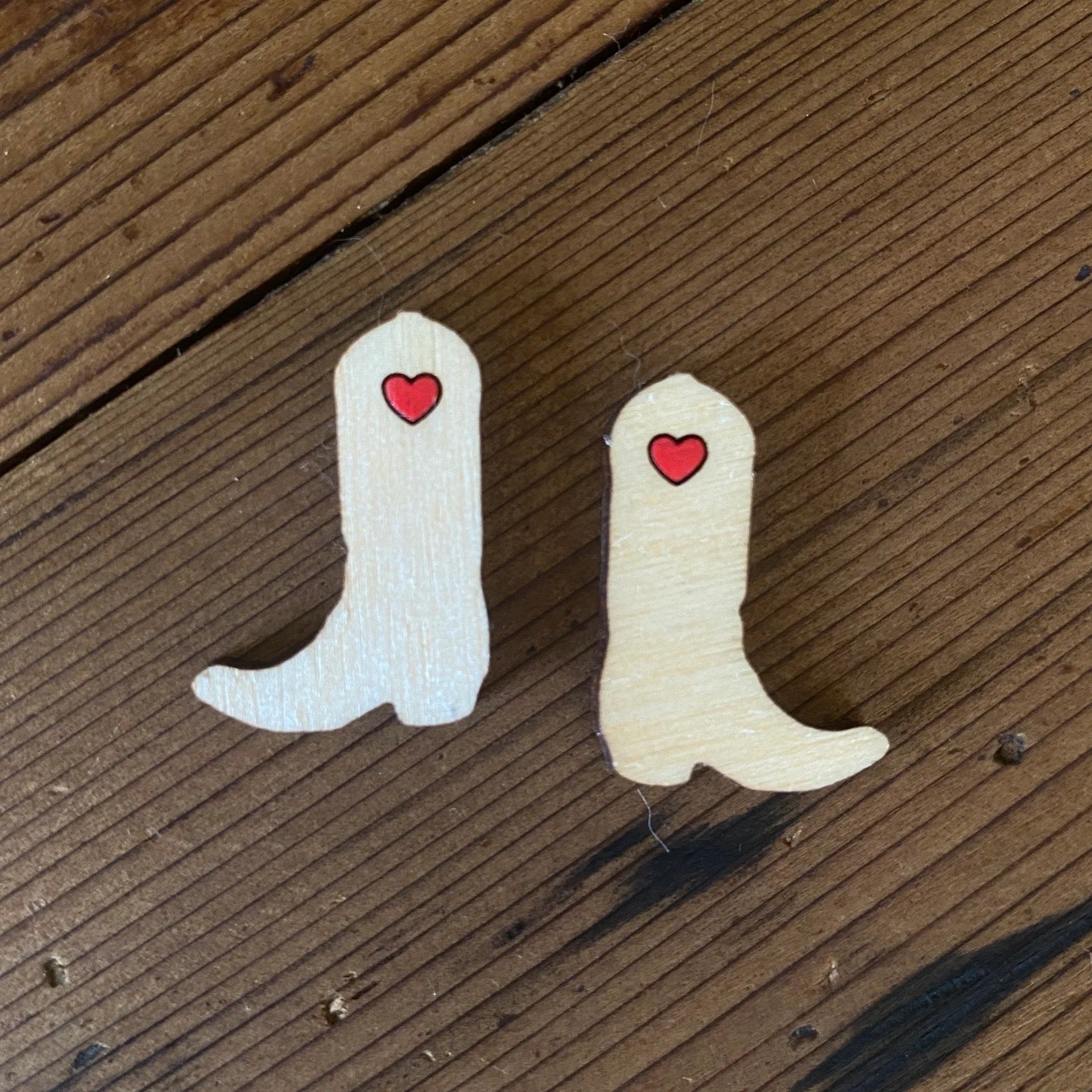 Le Chic Miami - Red Heart Natural Boot Stud Earrings